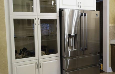 ransformed kitchen cabinets in a stunning two-toned design, painted in Benjamin Moore's Linen White OC 146 semi-gloss, and coated with a water-based satin finish varnish.