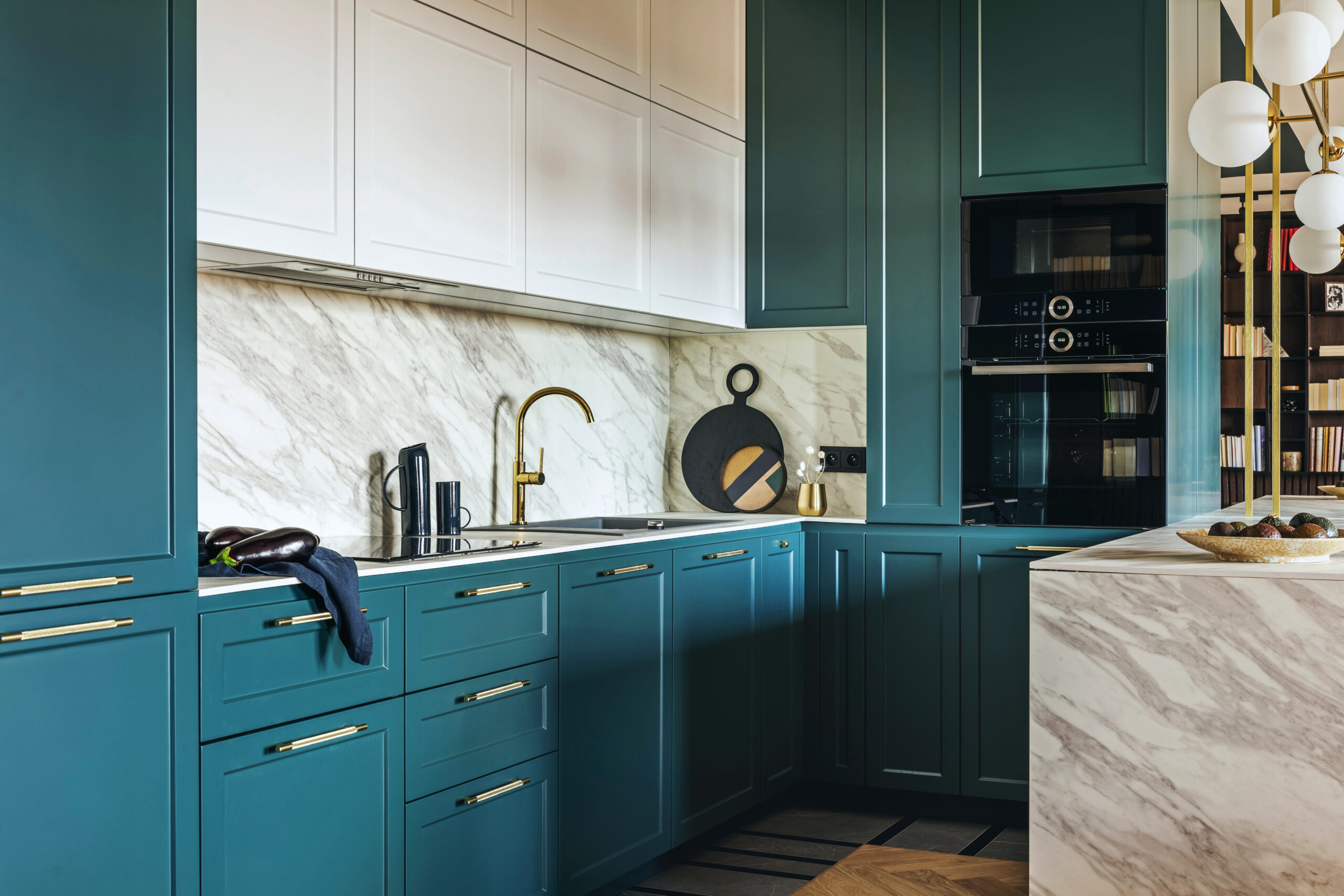 Turquoise kitchen cabinets for a vibrant and refreshing culinary space.