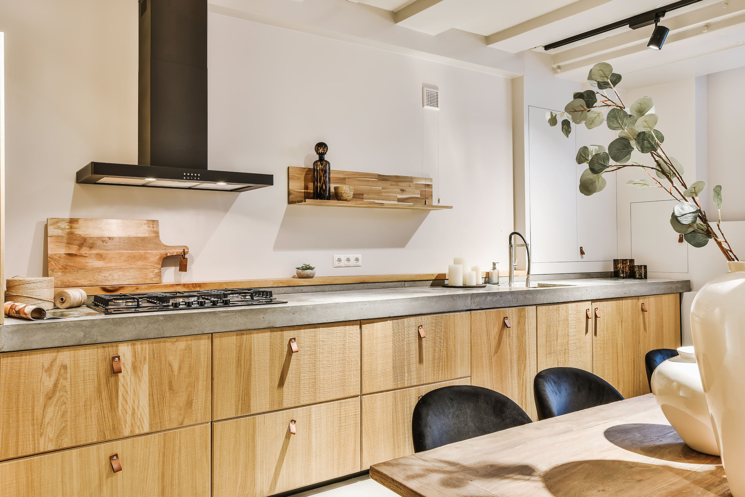 microcement-countertop-kitchen-seamless-installation Contemporary microcement countertop installed in a kitchen, showcasing a seamless, durable concrete-look finish.