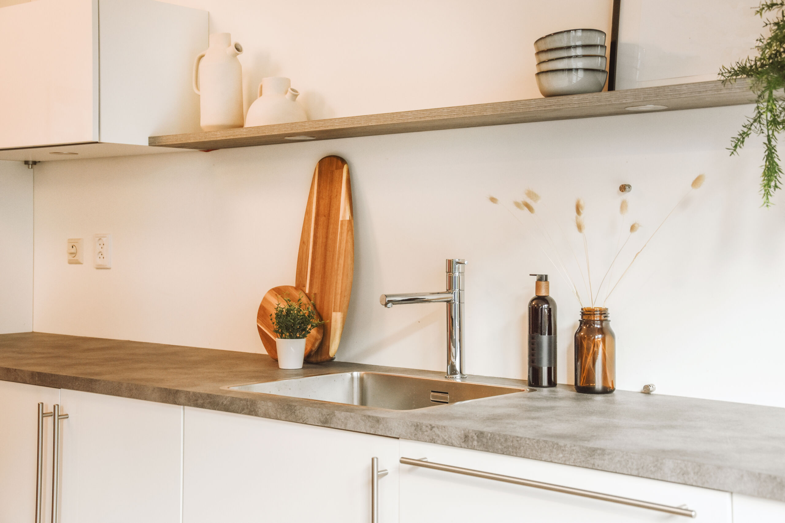 microcement-countertop-kitchen-seamless-installation Contemporary microcement countertop installed in a kitchen, showcasing a seamless, durable concrete-look finish.