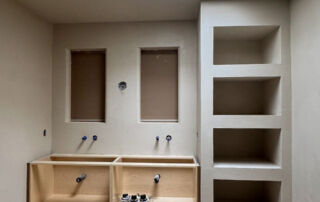 Microcement bathroom wall and ceiling in Benjamin Moore Pale Oak – seamless, modern finish