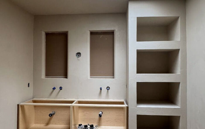 Microcement bathroom wall and ceiling in Benjamin Moore Pale Oak – seamless, modern finish