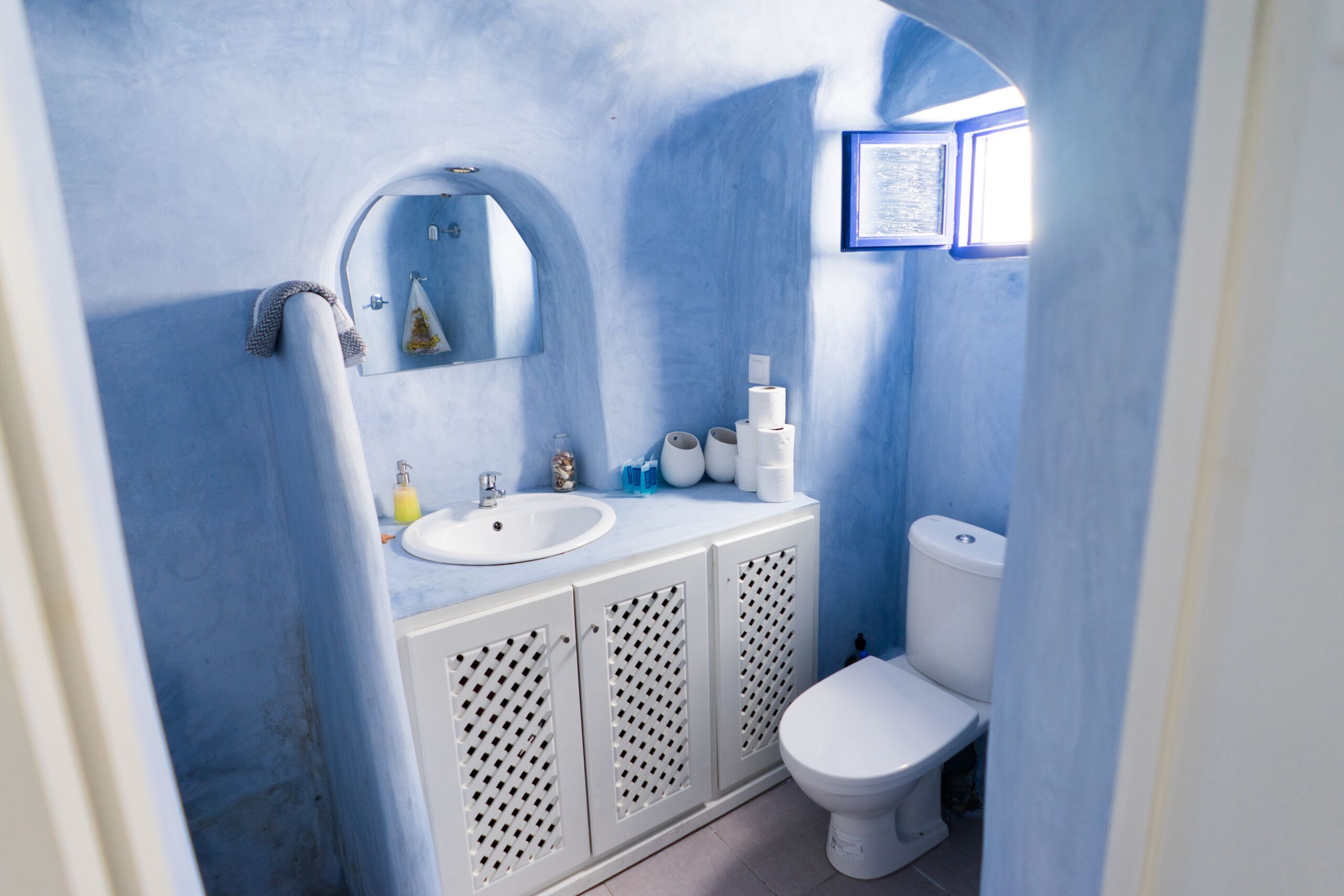 tadelakt-plaster-in-blue-in-a-greek-style-bathroom Blue Tadelakt plaster bathroom walls in Toronto showcasing seamless, handcrafted plaster finish