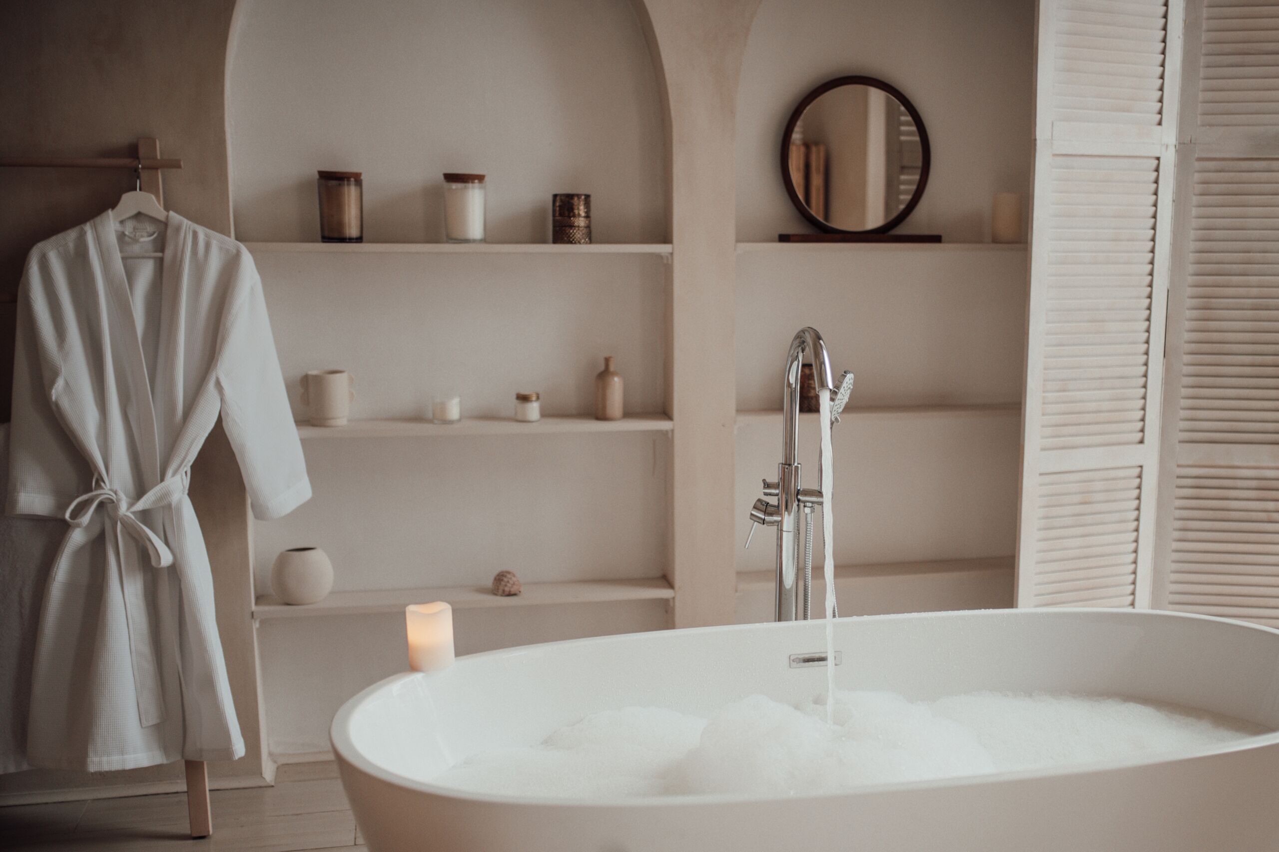 Organic-Toned Tadelakt Plaster in Bathroom Walls and Niches Bathroom with organic-toned Tadelakt plaster walls and built-in niches.