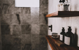 White Tadelakt walls in a commercial bathroom of a modern hotel, showcasing seamless, waterproof plaster with a soft matte finish.
