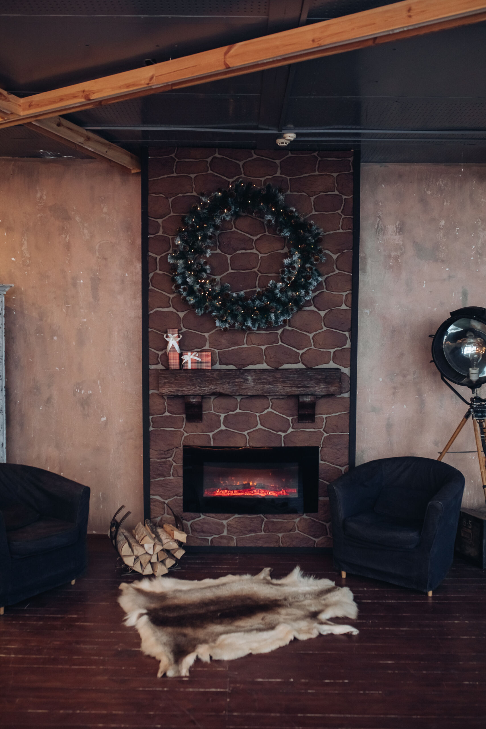 A beautifully designed room with fireplace. rustic look venetian plastered walls Cozy rec room with aged brick walls and dark greige Venetian plaster accents