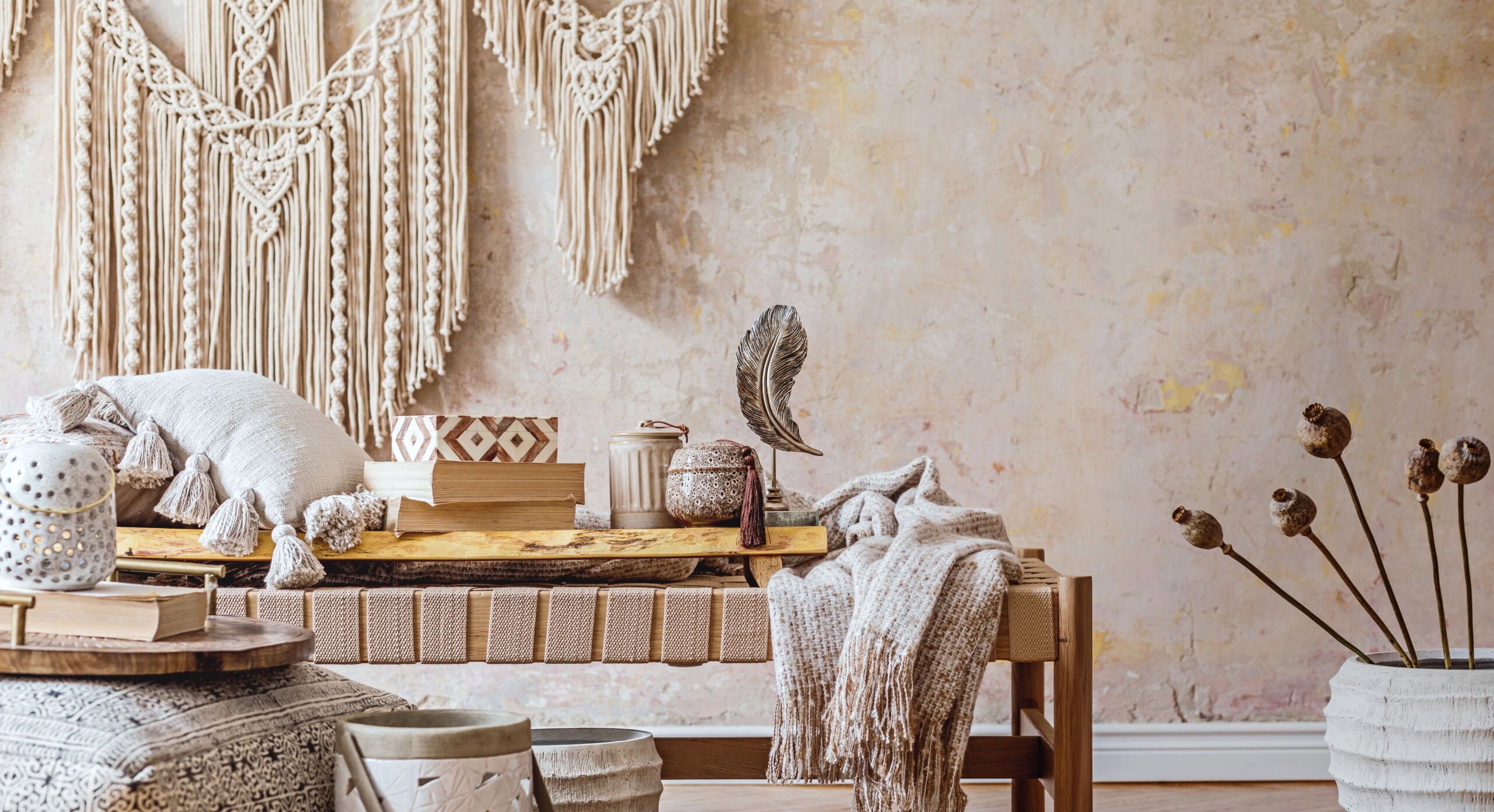 Modern oriental living room with design beige chaise longue, bea Two-toned warm beige plastered walls in a boho modern living room with macrame art