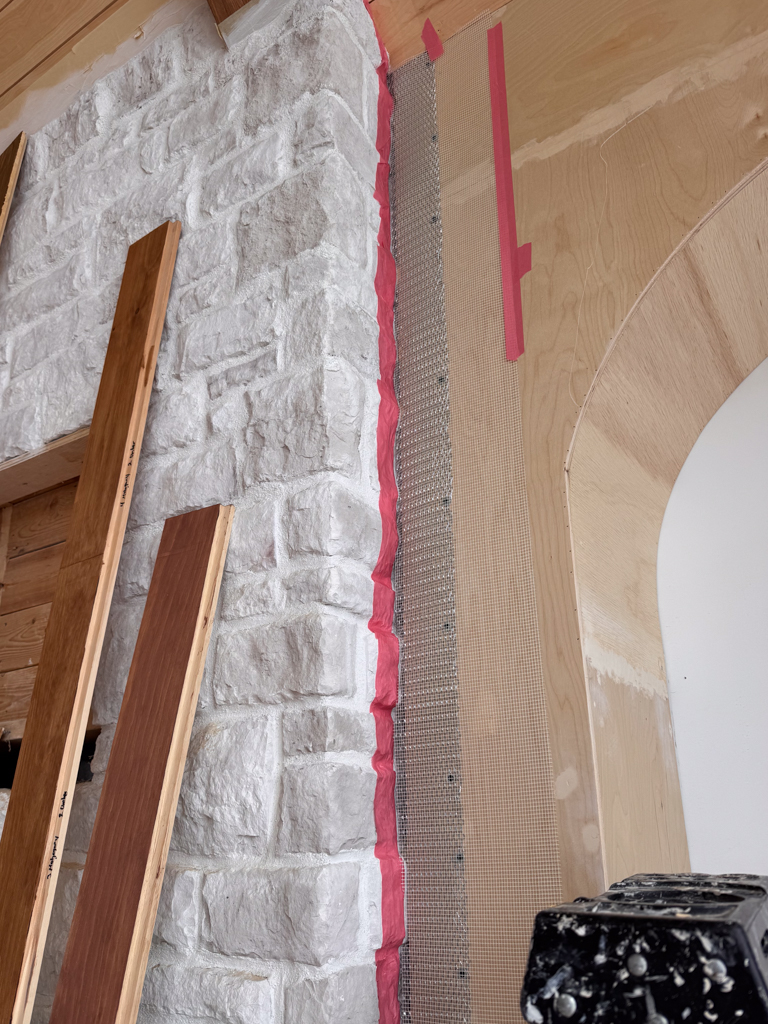 Seamless-Microcement-built-in-media-wall-kleinburg-6