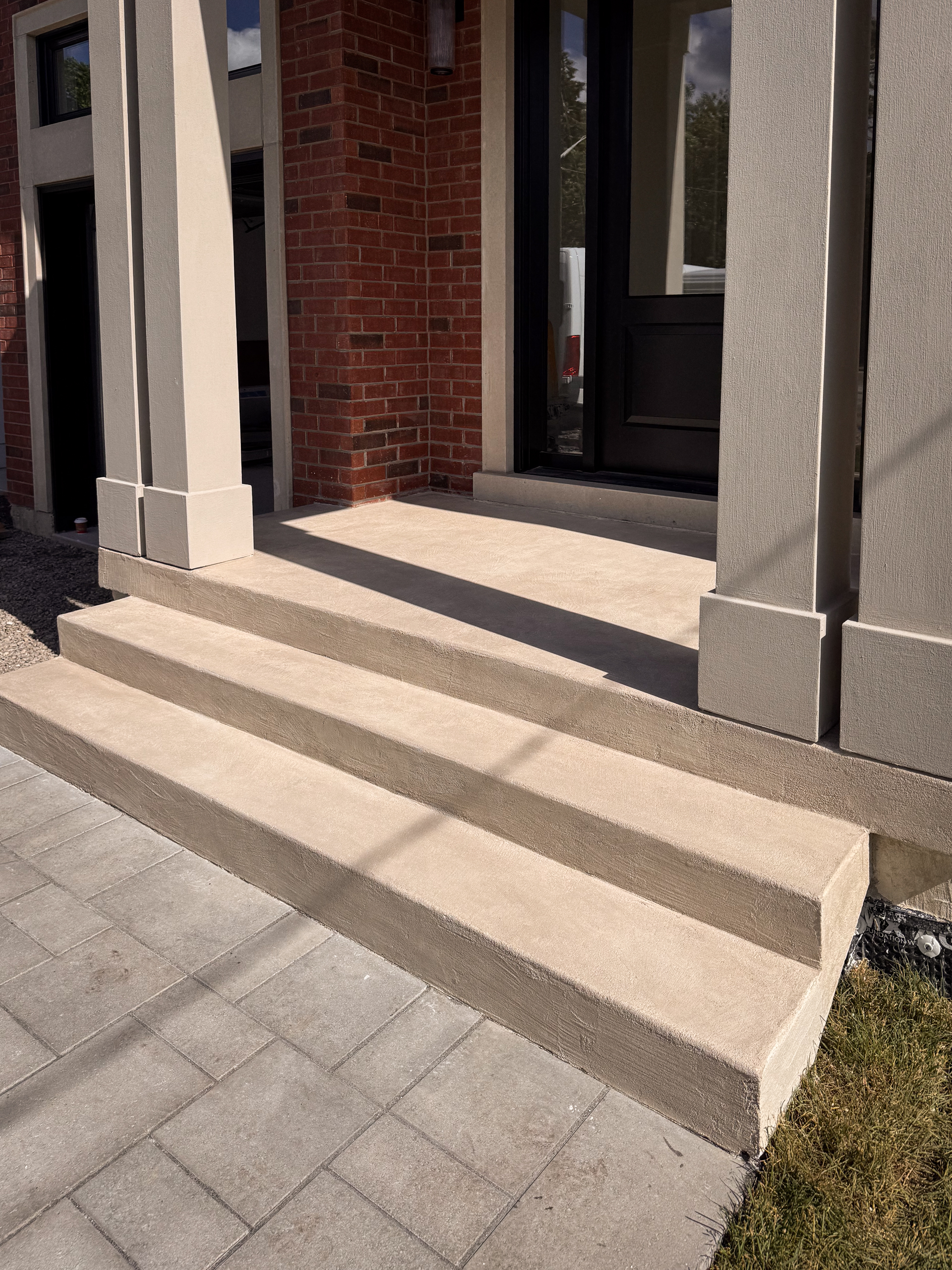 toronto-front-porch-deck-warm-white-microcement-finish A modern front porch and back deck in Toronto finished in a smooth, seamless, soft warm white exterior microcement.