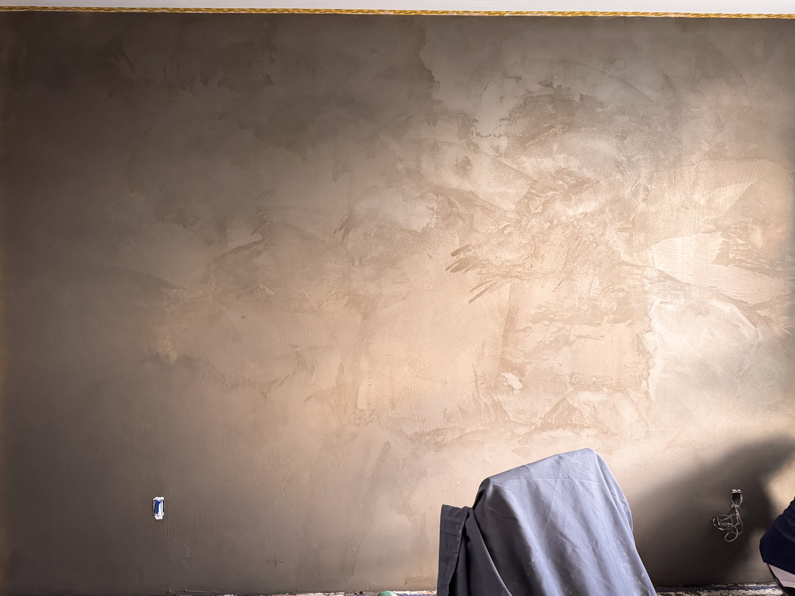 microcement-concrete-effect-texture-wall-brampton-master-bedroom hand-troweled-specialized-microcement-mix-application