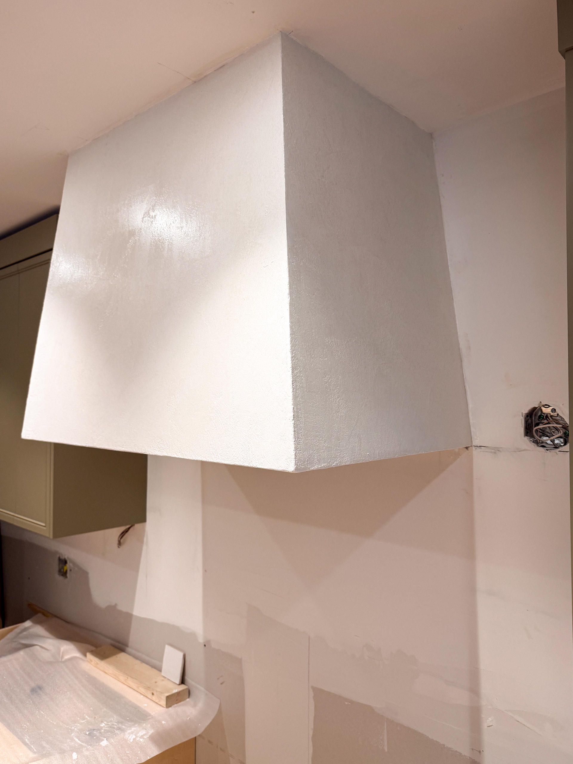 minimalist-microcement-range-hood-toronto-2 White microcement installation over the mdf in Toronto