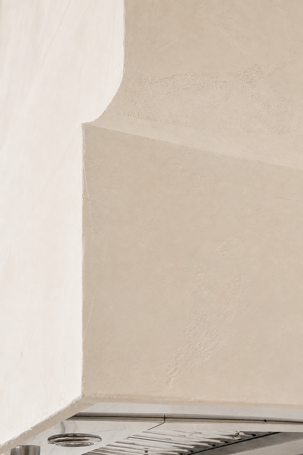 pearlescent-venetian-plaster-kitchen-range-hood-european-farmhouse-kitchen-kleinburg-toronto3 Close-up of crisp edges on a soft white pearlescent plaster range hood in a Kleinburg kitchen
