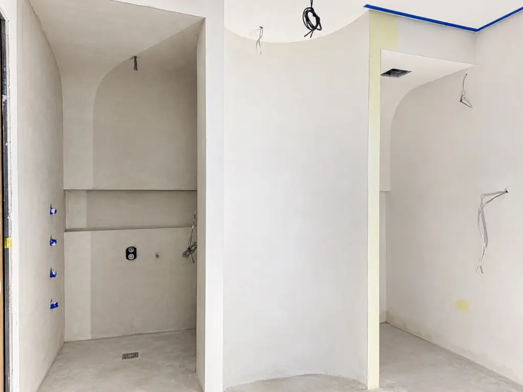 Prepared shower walls and floor in a Toronto bathroom before microcement application.